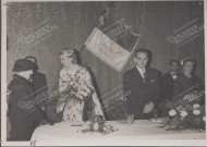 Remise d'une gerbe de fleurs à la Princesse Grace.