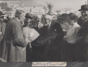 Remise de bouquet à Louis-François Crovetto.
