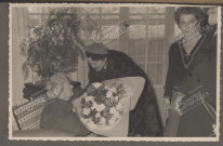 Remise de fleurs à Madame Sangiorgio.