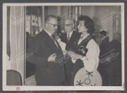 Portrait d'une danseuse avec des membres de l'association.