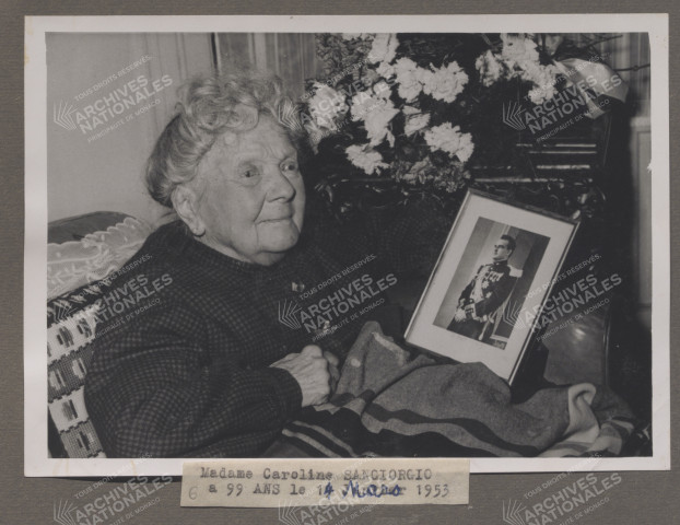 Portrait de Madame Sangiorgio avec un portrait de S.A.S. le Prince Rainier III.