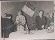 Remise d'une gerbe de fleurs à la Princesse Grace.