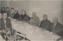 Vue des tables des retraités.