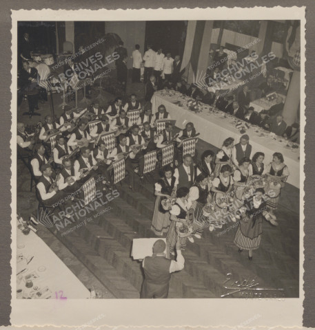 Vue d'orchestre et danseurs folkloriques.