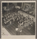 Vue d'orchestre et danseurs folkloriques.