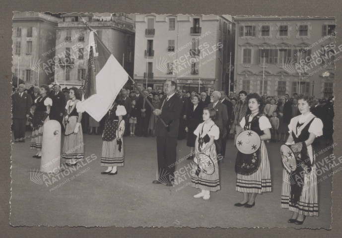 Vue de la procession stationnée devant le palais.