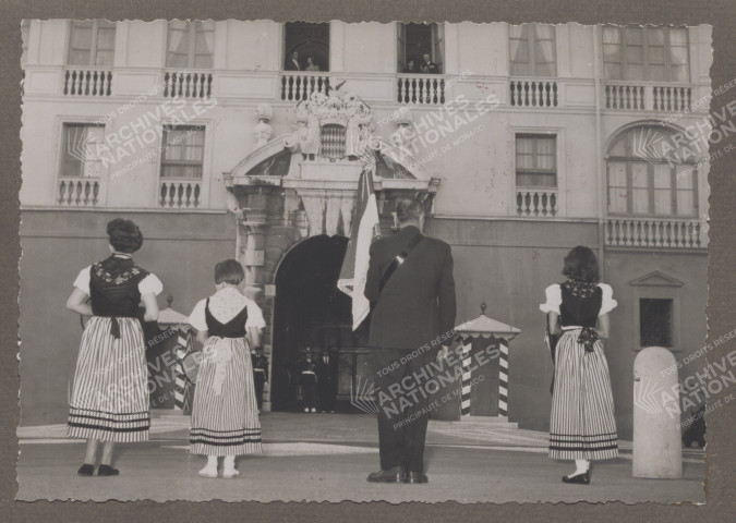 Vue de la procession devant le palais.