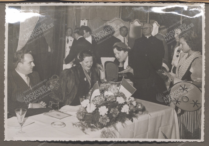 Remise de fleurs à S.A.S. la Princesse Antoinette.