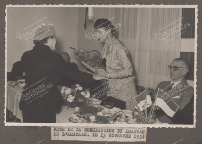 Remise de fleurs à Madame Palmaro.