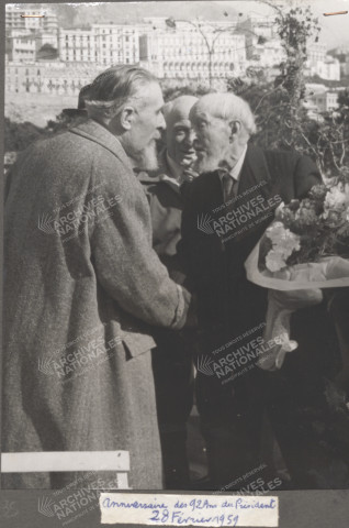Remise de bouquet à Louis-François Crovetto.