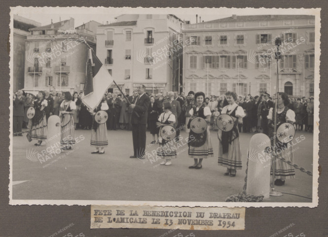 Vue de la procession stationnée devant le palais.