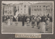 Vue de la procession stationnée devant le palais.