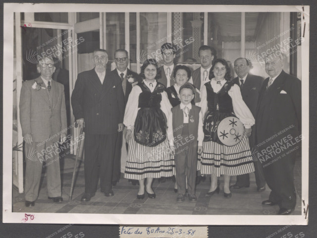 Photographie de groupe avec des danseuses folkloriques.