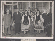 Photographie de groupe avec des danseuses folkloriques.