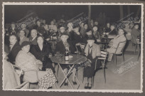 Vue des tables en extérieur.
