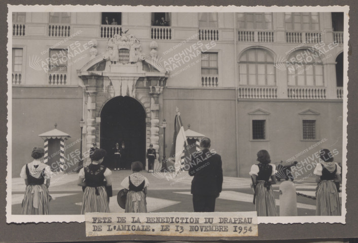 Vue de la procession devant le palais.