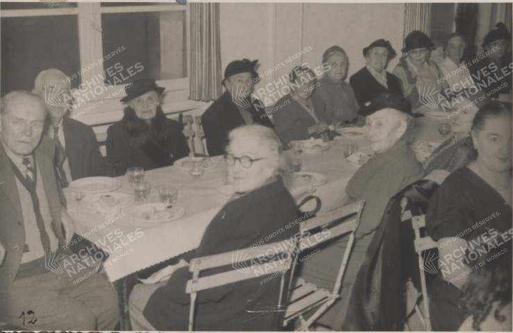 Vue des tables des retraités.
