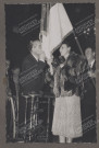 Bénédiction du drapeau par le parrain et la marraine.