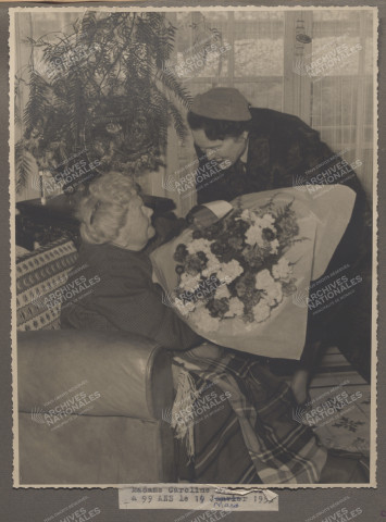 Remise de fleurs à Madame Sangiorgio.