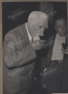 Portrait de François Devissi buvant.