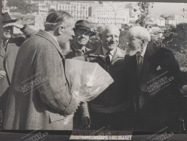 Remise de bouquet à Louis-François Crovetto.