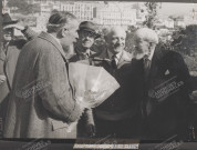 Remise de bouquet à Louis-François Crovetto.