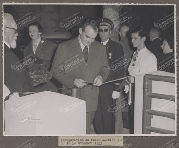 S.A.S. le Prince Rainier découpe le ruban.