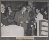S.A.S. le Prince Rainier découpe le ruban.