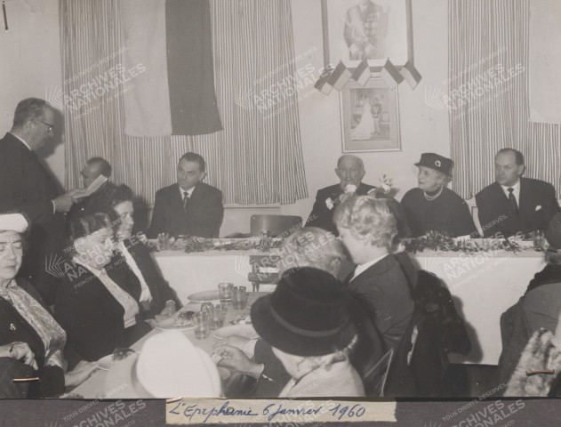 Photographie de la table d'honneur.