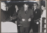 S.A.S. le Prince Rainier découpe le ruban.