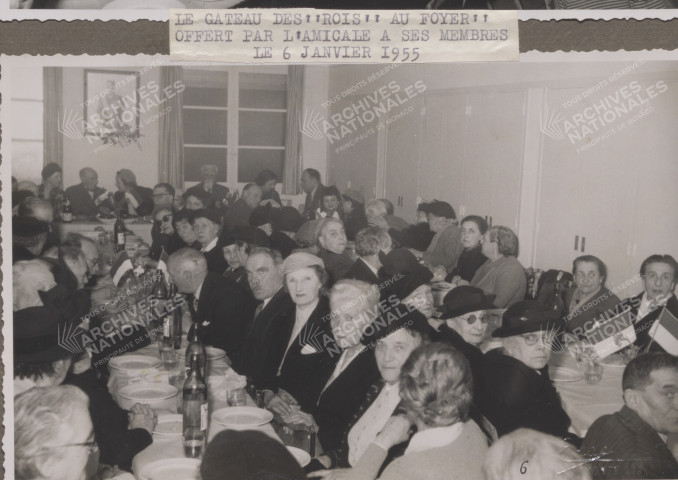 Vue des tables de retraités.